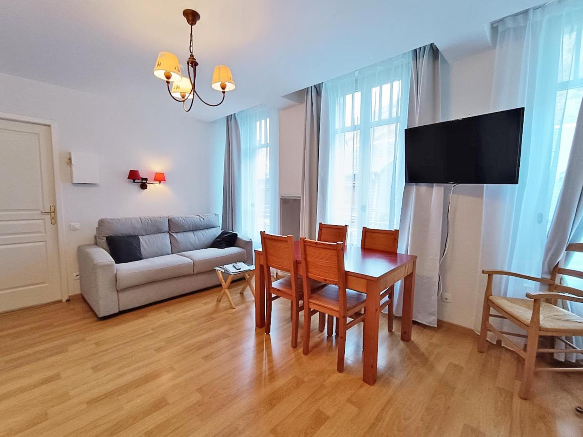 Апартаменти Il Etait Une Fois Luchon, T2, Centre Luchon, Wifi, Casier A Skis, Ascenseur, 4 Personnes Bagneres-de-Luchon Екстер'єр фото